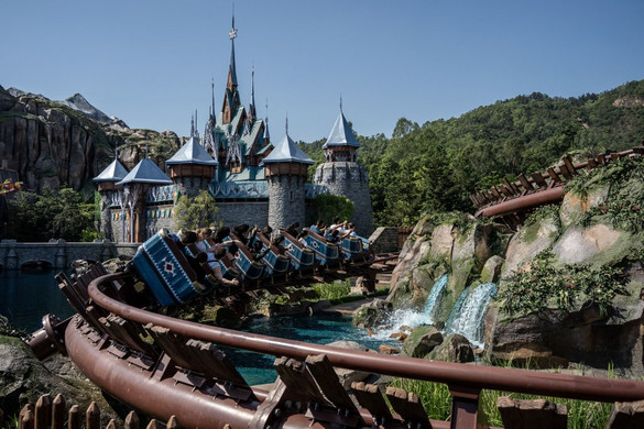 Hullámvasúton rekedt embereket kellett kimenteni a hongkongi Disneylandben