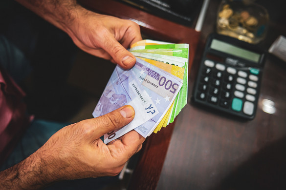 Hatalmas összegeket vett fel Németországból egy ukrán család, miközben otthon éltek