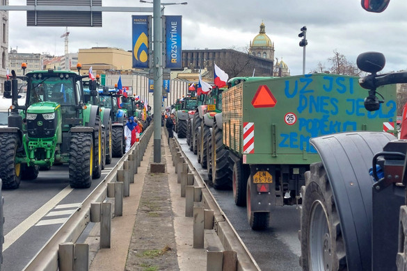 Több száz traktorral Prága belvárosába vonultak a tiltakozó cseh gazdák