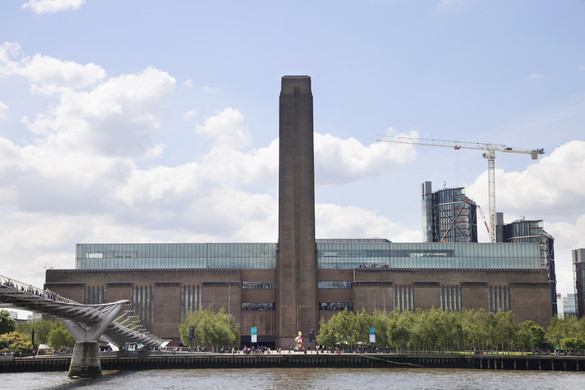 Kizuhant egy férfi a londoni Tate galéria épületéből