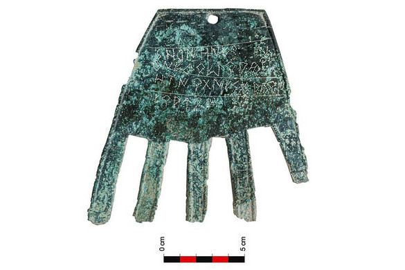 A 2100 éves bronz kéz alakú amuletten ősi ismeretlen nyelven íródott a szöveg