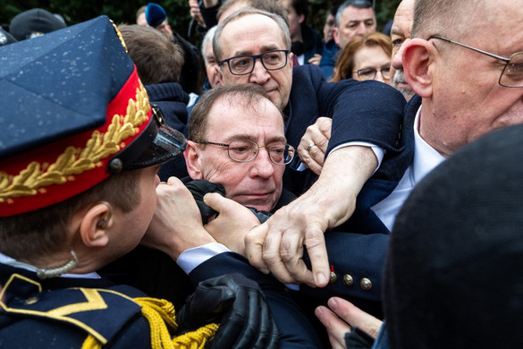 A parlamenti őrség nem engedte be a mandátumától megfosztott két lengyel ellenzéki képviselőt a szejm épületébe