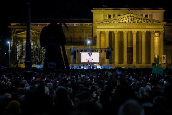 A gyermekek védelméért demonstráltak a Hősök terén