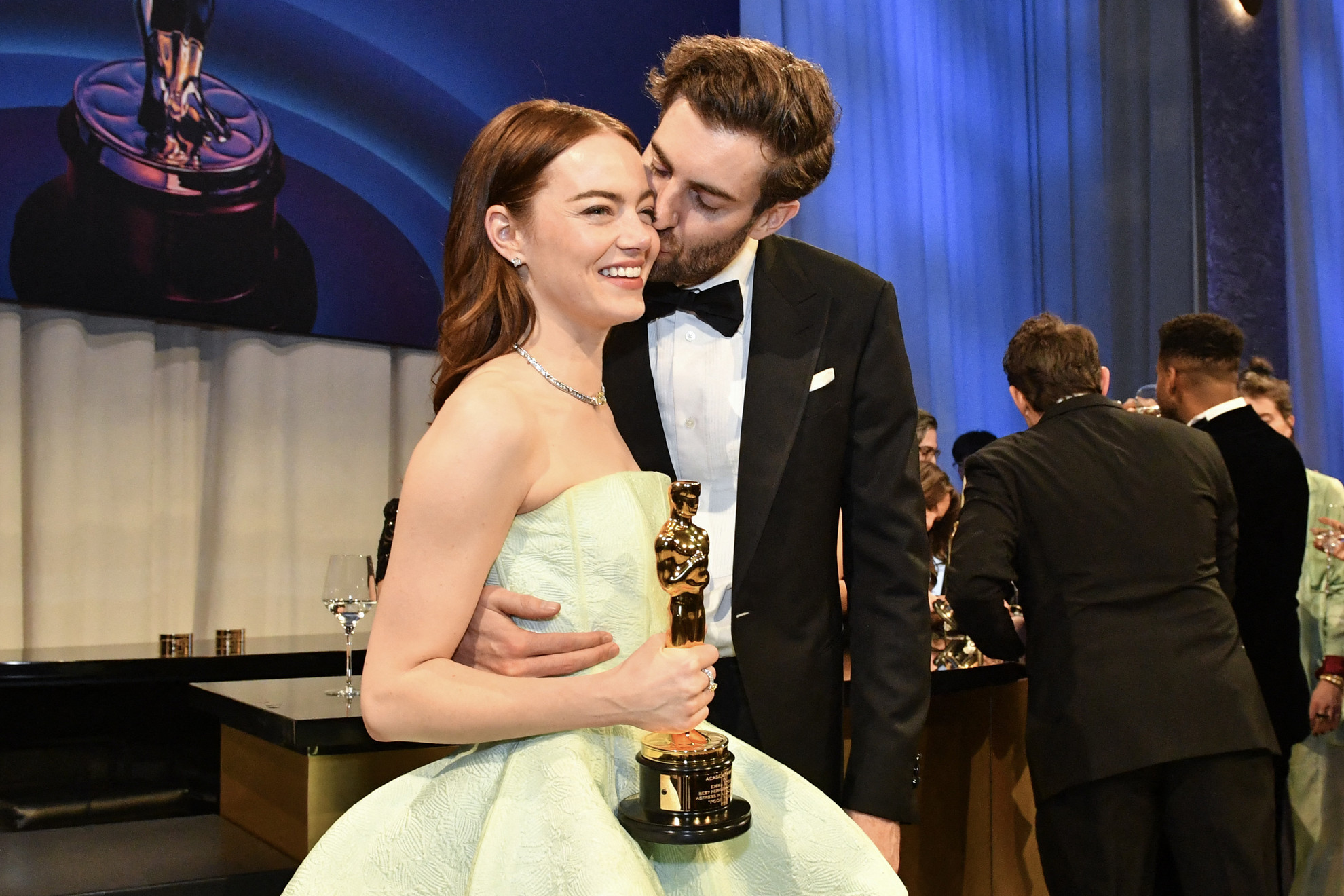 Emma Stone és férje, Dave McCary a legjobb női főszereplőnek járó Oscar-díjjal a 96. Oscar-díj-átadón