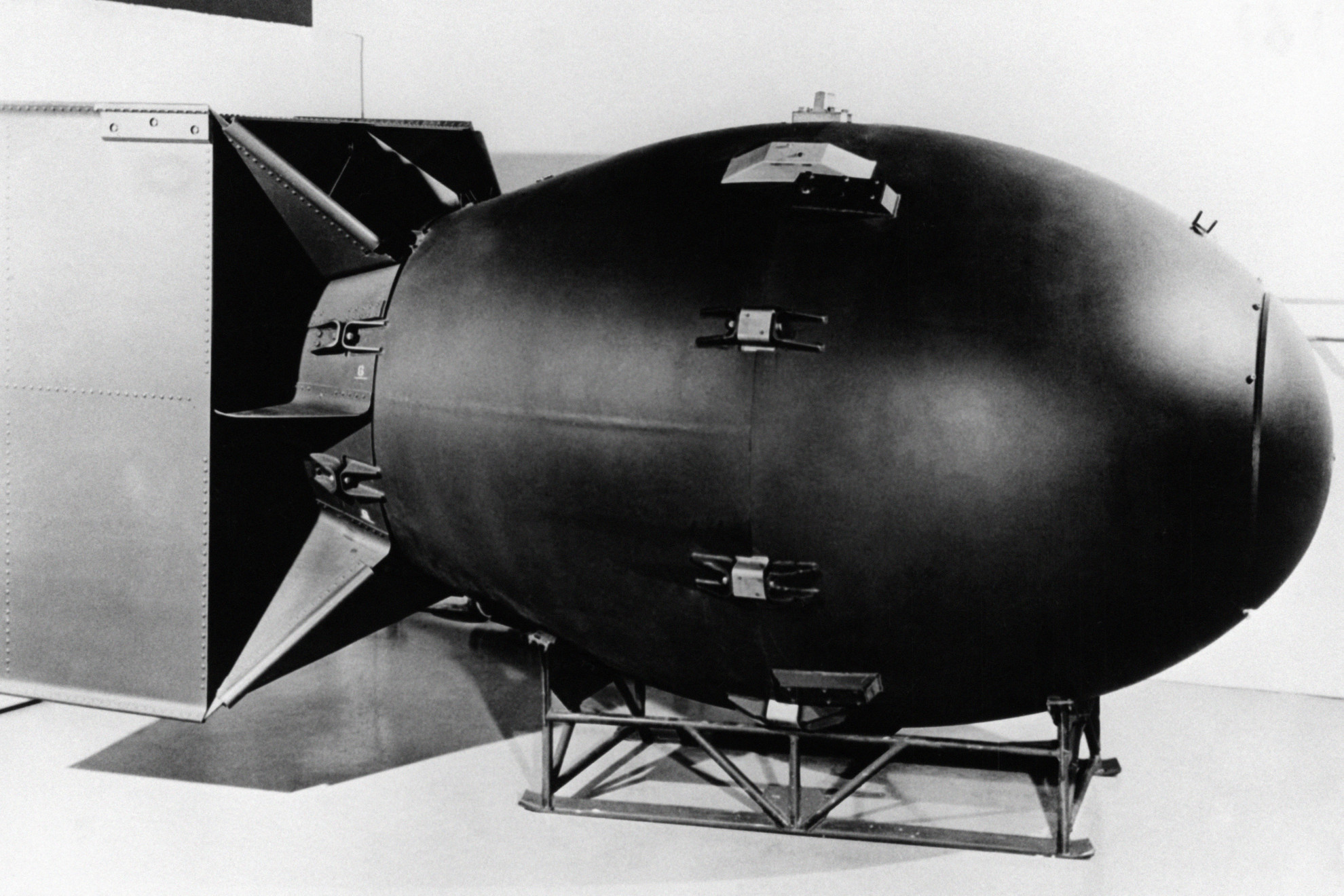 „Fat man azaz a „Kövér ember néven bevonult atombomba, amelyet 1945. augusztus 9-én dobott le az amerikai hadsereg B-29-es bombázója a japán Nagaszaki felett