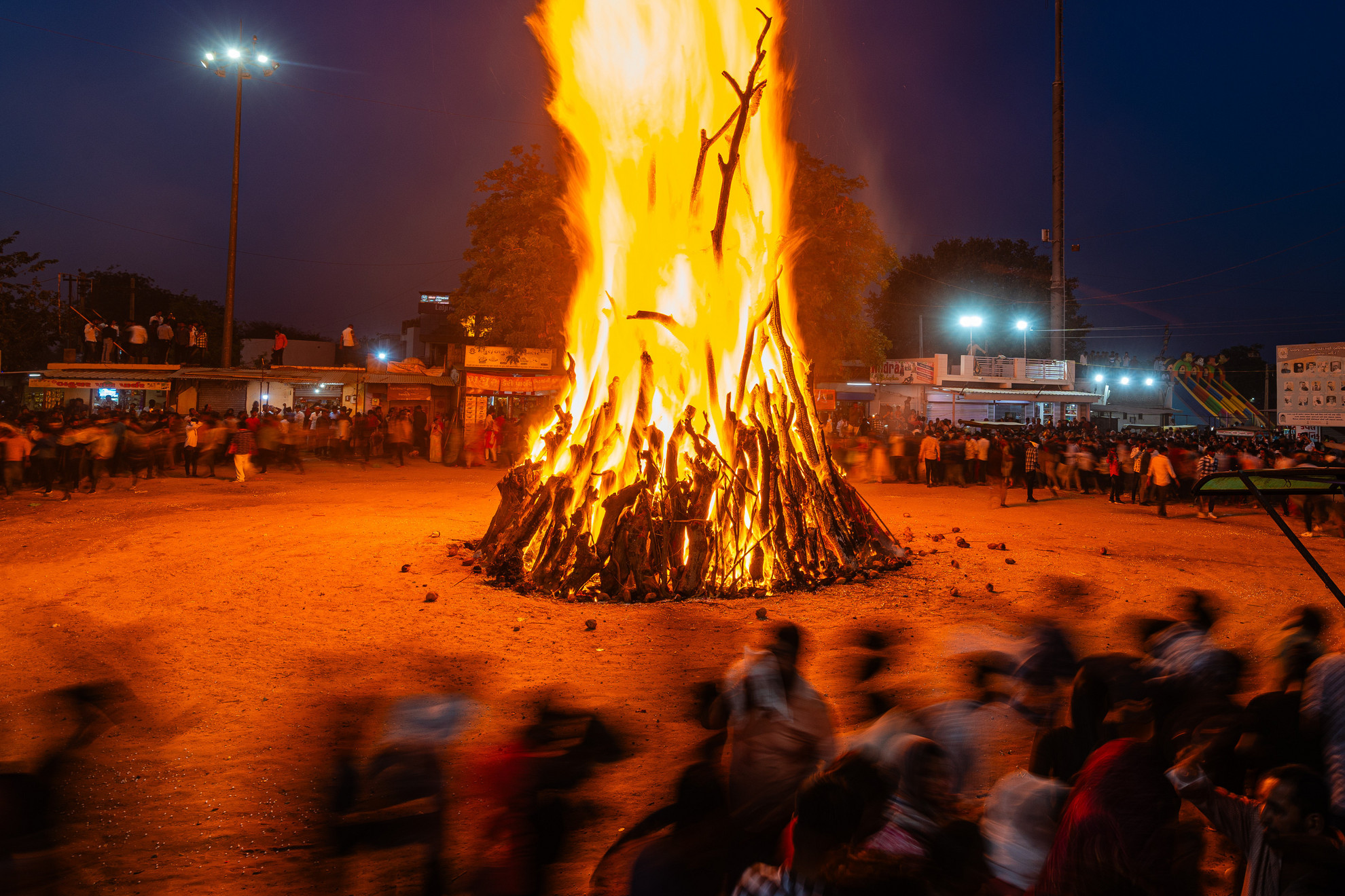 Az ünnepség a Holika Dahan néven ismert máglyaszertartással kezdődik, ahol Holika képmásait felgyújtják, jelezve a jó diadalát a gonosz felett