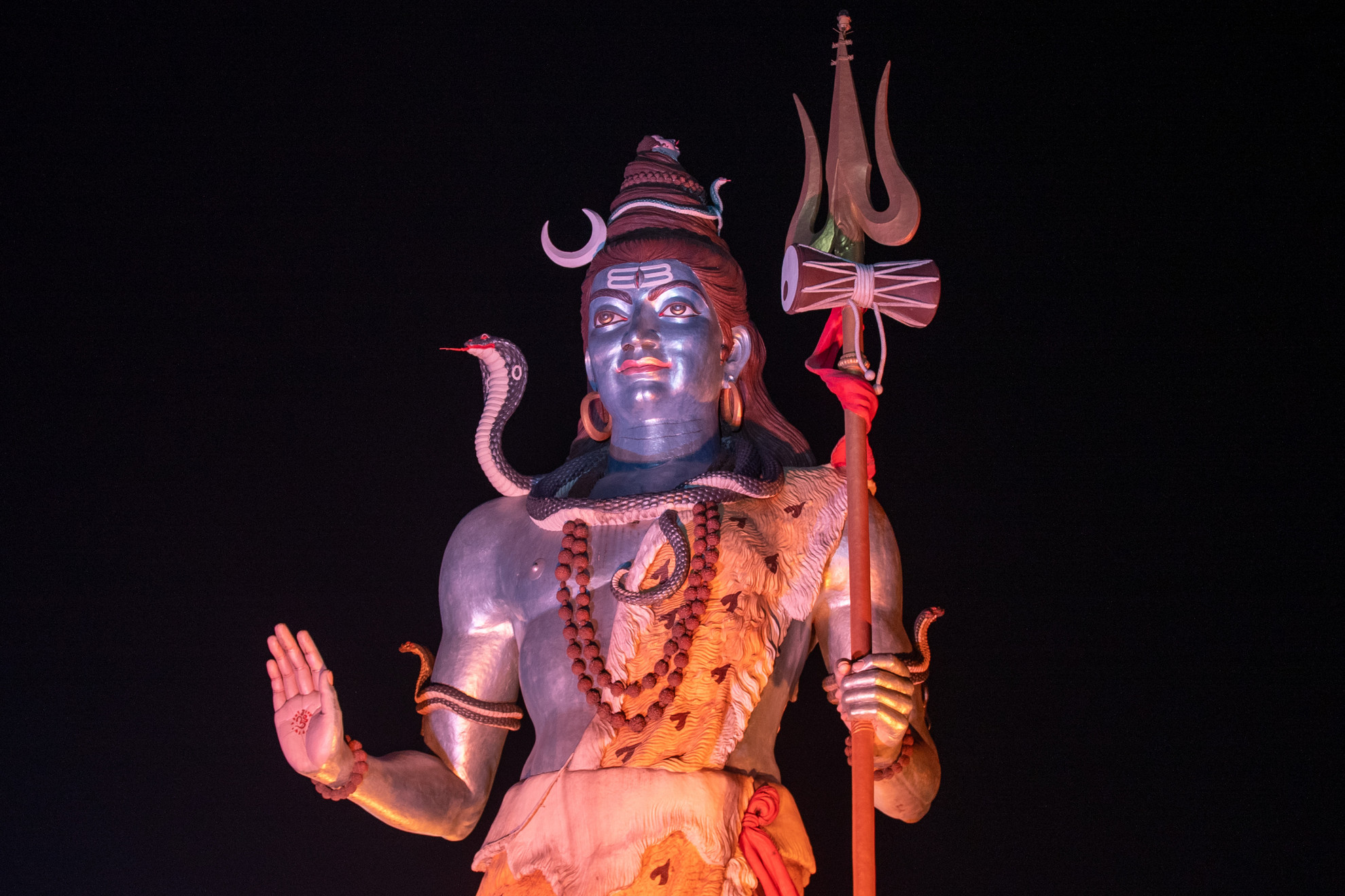 Shiva egyszerre jelképezi a mindenség teremtő és pusztító erőit