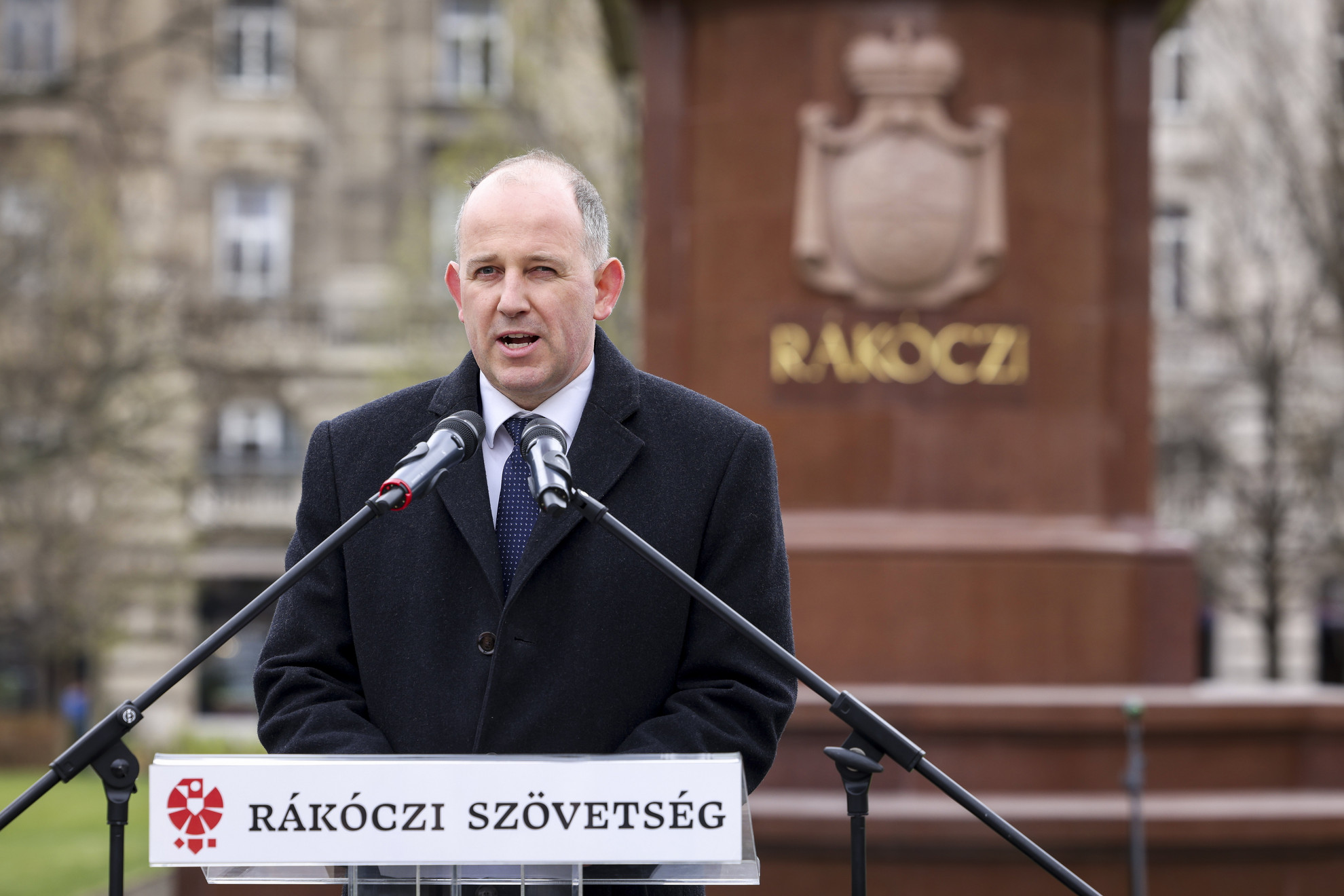 Csáky Csongor, a Rákóczi Szövetség elnöke a II. Rákóczi Ferenc emléknapja alkalmából tartott megemlékezésen az Országház előtti Kossuth téren álló Rákóczi-lovasszobornál 2024. március 27-én. II. Rákóczi Ferenc fejedelem 348 évvel ezelőtt, 1676. március 27-én született, az Országgyűlés 2015-ben II. Rákóczi Ferenc emléknapjává nyilvánította az évfordulót