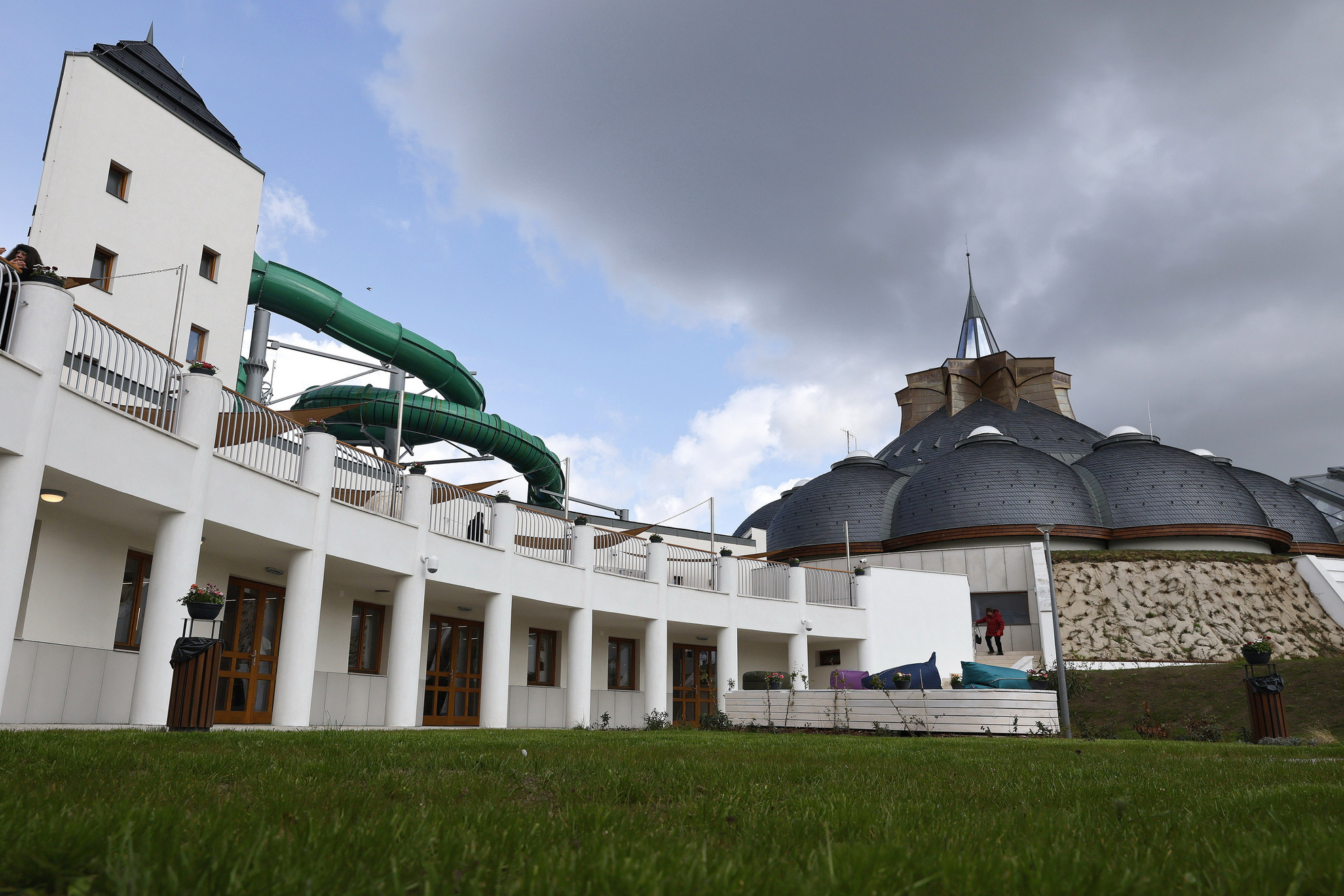 A megújult és kibővített makói Hagymatikum gyógyfürdő az átadás napján, 2024. március 24-én. A 12 milliárd forintos fejlesztés megduplázta a tizenkét éve megnyílt fürdő kapacitását. A csaknem 2500 négyzetméteres új épületben családi és élményzóna, 12 méter magas csúszdatorony várja a vendégeket