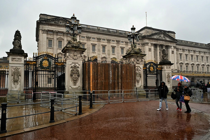 Videón, ahogy a Buckingham-palota kapujának hajt egy autó