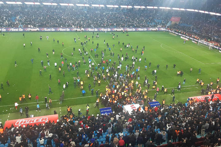 Fotó: AFP/DHA(Demirören News Agency)/Handout A Fenerbahce futballistáira támadtak a Trabzonspor szurkolói