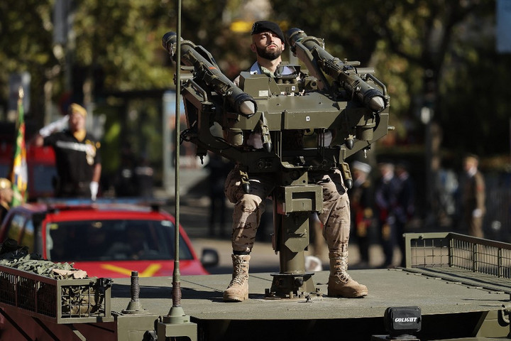 Fotó: Anadolu Agency via AFP/Burak Akbulut Több juttatásért nőkké váltak a spanyol katonák