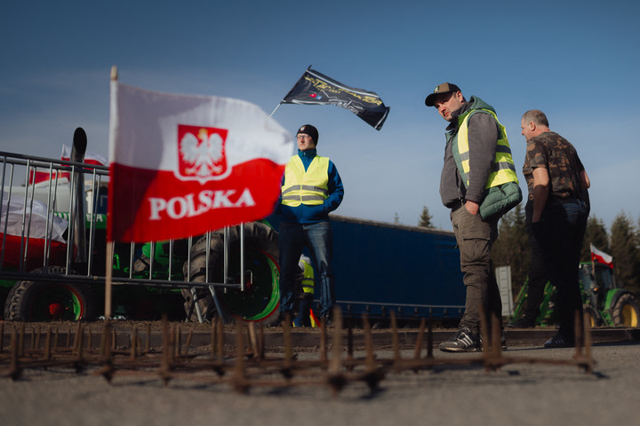 Fotó: Anadolu via AFP/Robert Nemeti A lengyel gazdák a szlovák határon is akadályozzák a forgalmat