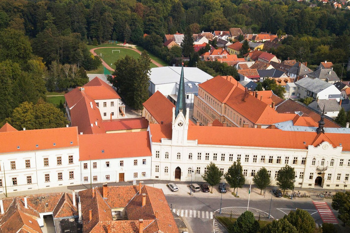Fotó: Facebook/Árpád-házi Szent Margit Óvoda, Általános Iskola, Gimnázium és Kollégium Átadták a kőszegi Árpád-házi Szent Margit katolikus iskola felújított és kibővített épületeit