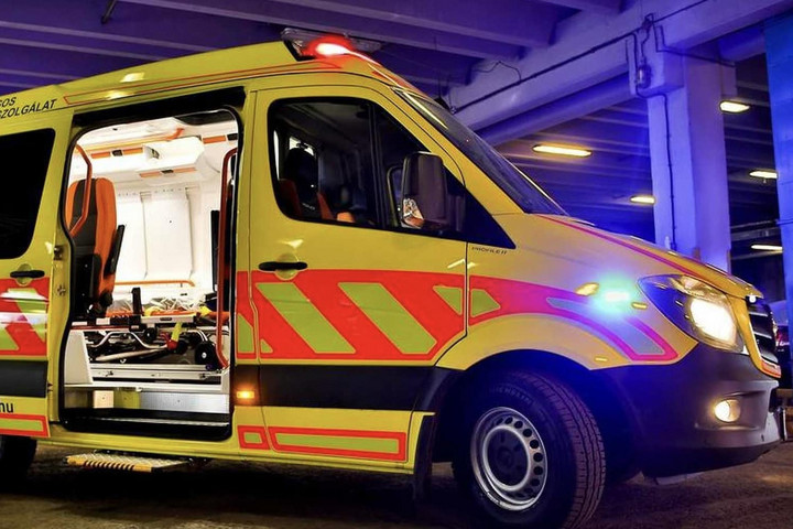 A villamosmegállóban a padról a földre esett, és nem kelt fel