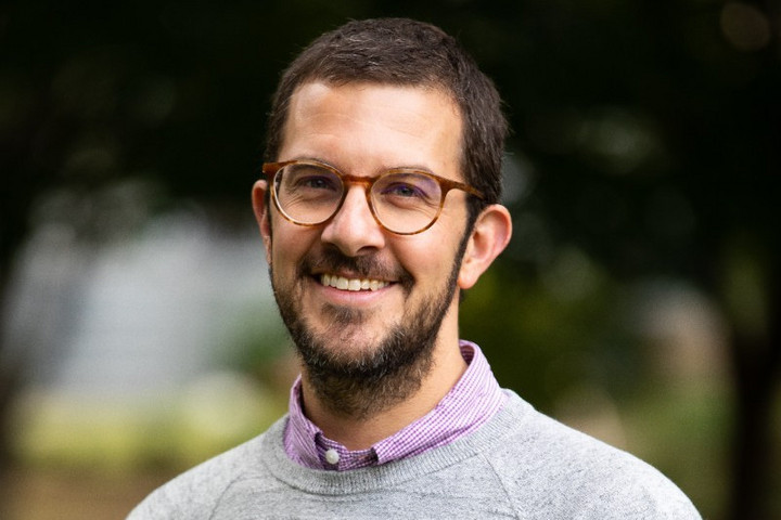 Fotó: linkedin.com/Andy Stone - Communications Director at Meta Terrorizmus népszerűsítése miatt emeltek vádat az egyik Facebook-vezér ellen