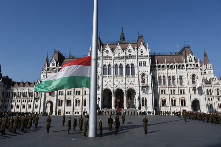 Fotó: MH/Balogh Dávid Felvonták a nemzeti lobogót az Országház előtt
