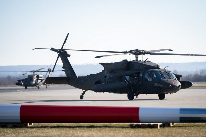 Fotó: NurPhoto via AFP/Mateusz Wlodarczyk Motoros szánnal hajtott egy Black Hawknak