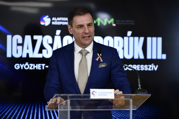 Tuzson Bence: Az EP-választás tétje, hogy a háború, bevándorlás, család kérdésében milyen álláspont érvényesül