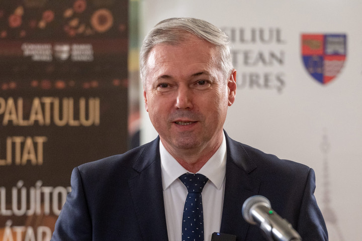 Fotó: MTI/Kiss Gábor Iktatta jelöltségét egy újabb elnöki mandátumra a Maros megyei önkormányzat élén Péter Ferenc