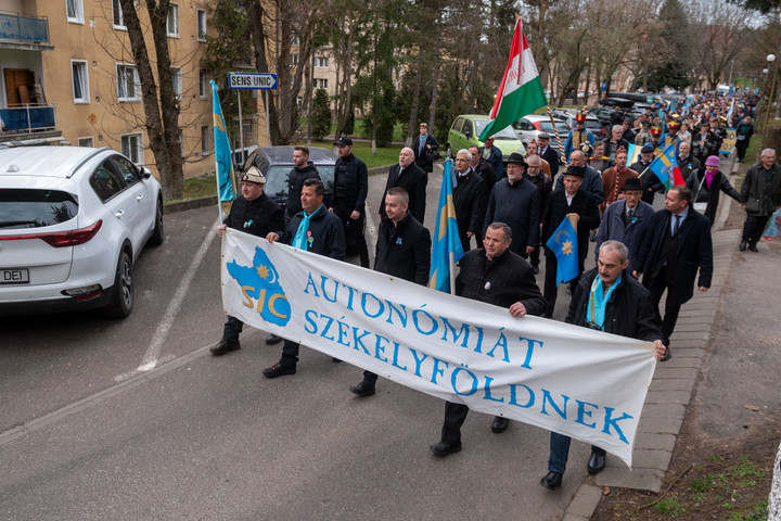 Autonómiát követeltek Székelyföldnek a marosvásárhelyi tüntetésen
