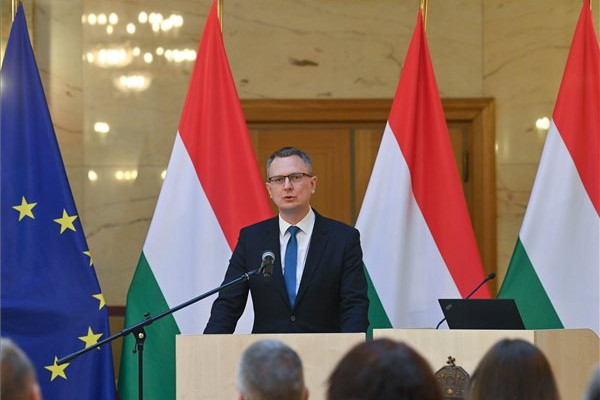 Rétvári Bence: Nagy léptékű pedagógusbér-emelés valósul meg