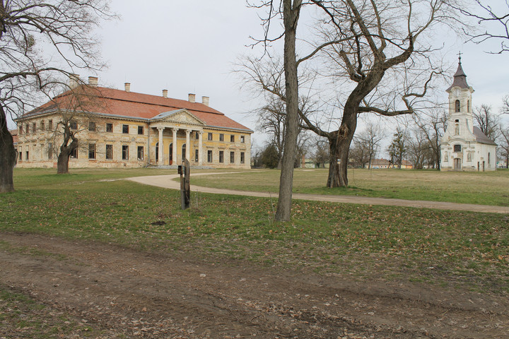 Fotó: A szerző felvétele Lovasberény, a templomok és a Cziráky-kastély otthona