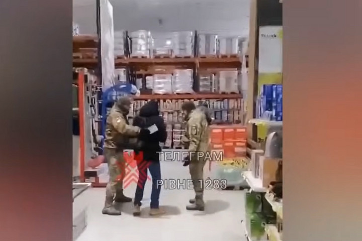 Az ukrán sorozók elszakítják a csecsemőtől az apját és a frontra viszik + VIDEÓ