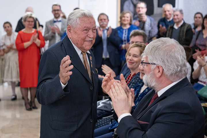 A Pesti Vigadóban megnyílt Kovács Miklós Kossuth-díjas kékfestő mester életmű-kiállítása
