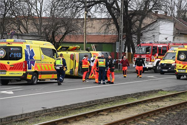 Fotó: MTI/Mihádák Zoltán Mentőautó borult fel a fővárosban