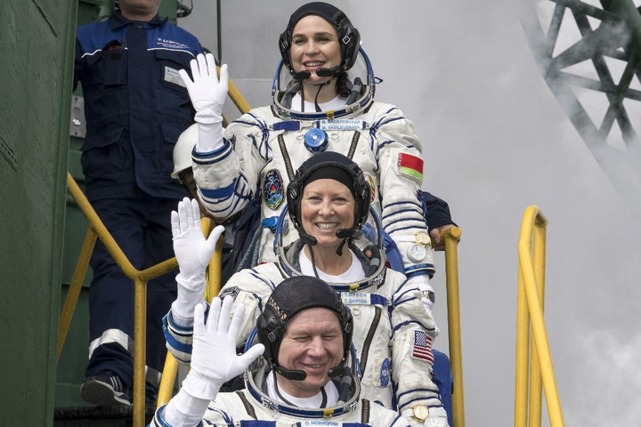Fotó: AFP/NASA/Bill Ingalls Megérkezett a Szojuz–25 orosz–fehérorosz–amerikai legénységével a Nemzetközi Űrállomásra