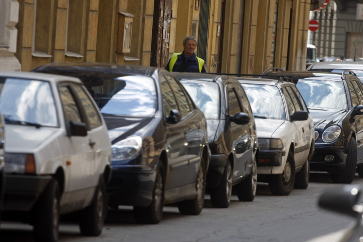 Büntetőpontokat kap a járó motorral parkoló autós
