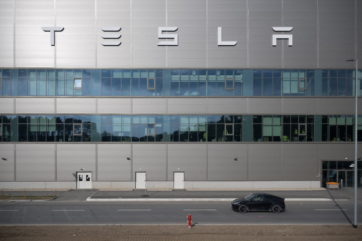 Fotó: SEBASTIAN GOLLNOW / DPA / DPA PICTURE-ALLIANCE VIA AFP Elon Musk: „A világ legbutább ökoterroristái” okozhatták a Tesla németországi üzemének áramszolgáltatását megszakító tüzet
