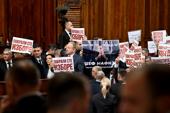 Parázs hangulat volt a szerb parlamentben