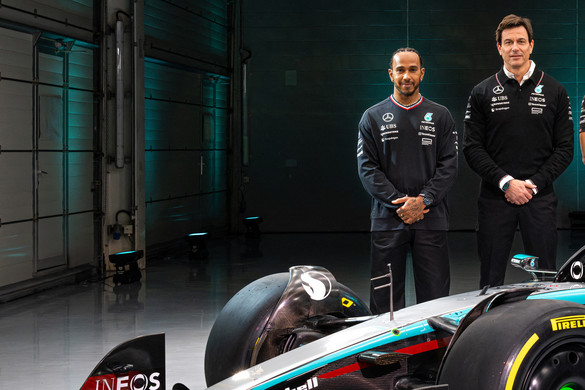A Mercedesnél nyáron döntenek Hamilton pótlásáról