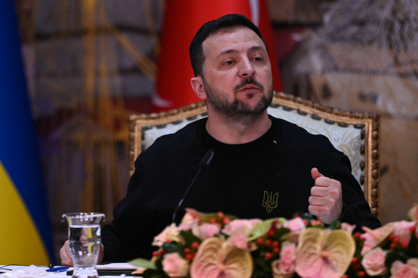 Zelenszkij belenyúl a kormányba