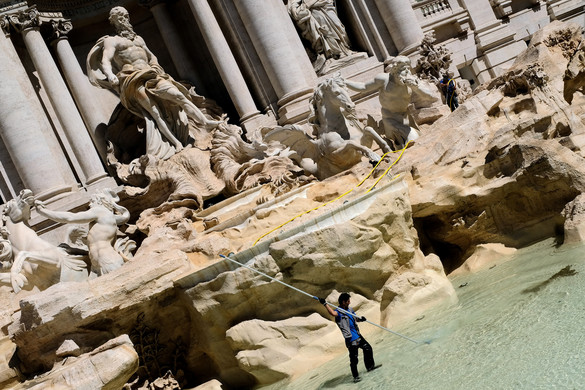 Így gyűjtik össze a Trevi-kútba dobott érméket!