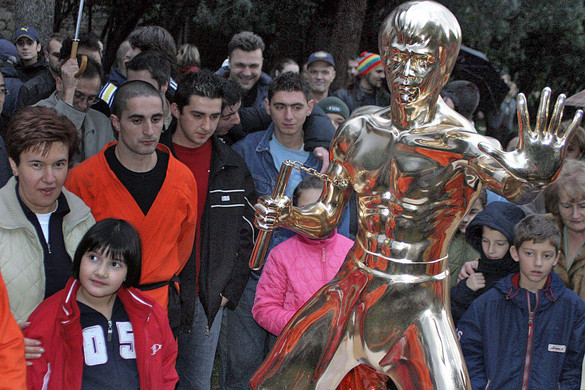 Darabokra vágva találták meg Bruce Lee szobrát