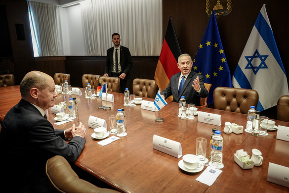 Az elrabolt emberek elengedését és a palesztinok segélyezését sürgeti a német kancellár