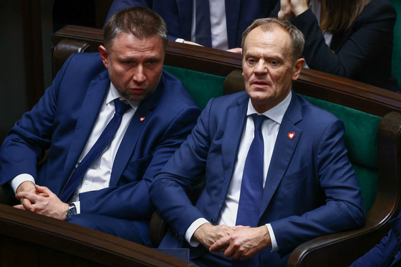 Lengyelországban házkutatásokat végeznek országszerte az előző kormány által létrehozott alapítvány miatt