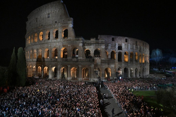Szerzetesek, fogyatékkal élők és migránsok viszik a keresztet a Colosseumnál