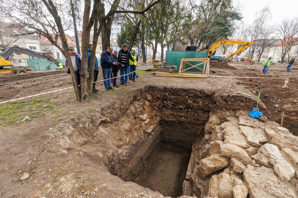 Újabb római kori falat tenne láthatóvá a városvezetés Kolozsvár belvárosában