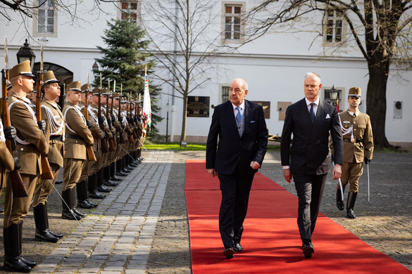 Magyarország biztonsági helyzetéről tájékoztatta a honvédelmi miniszter a köztársasági elnököt
