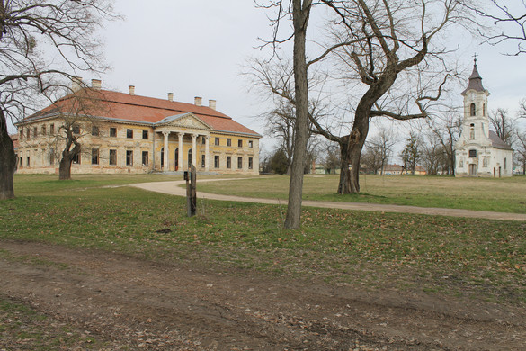 Lovasberény, a templomok és a Cziráky-kastély otthona