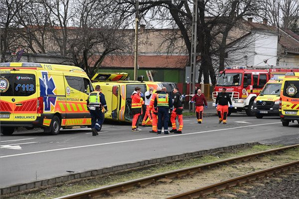 Mentőautó borult fel a fővárosban