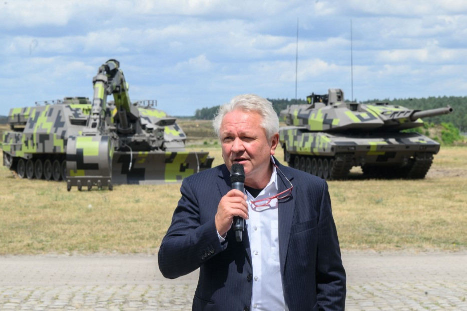 Armin Papperger, a Rheinmetall Igazgatóságának tagja egy Kodiak páncélozott mérnökjármű (balra) és egy Panther harcjármű előtt egy németországi bemutatón