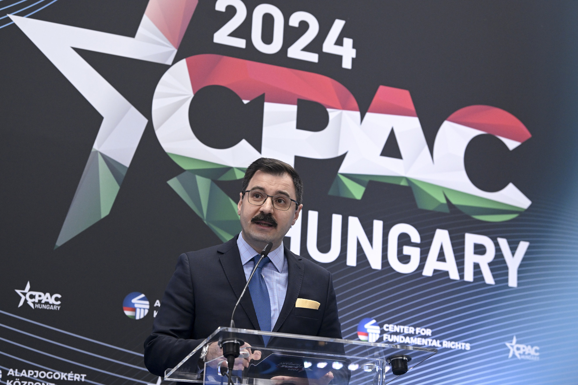 Szánthó Miklós, az Alapjogokért Központ főigazgatója a Konzervatív Politikai Akció Konferencia (CPAC Hungary) sajtótájékoztatóján a Millenárison 2024. április 24-én
