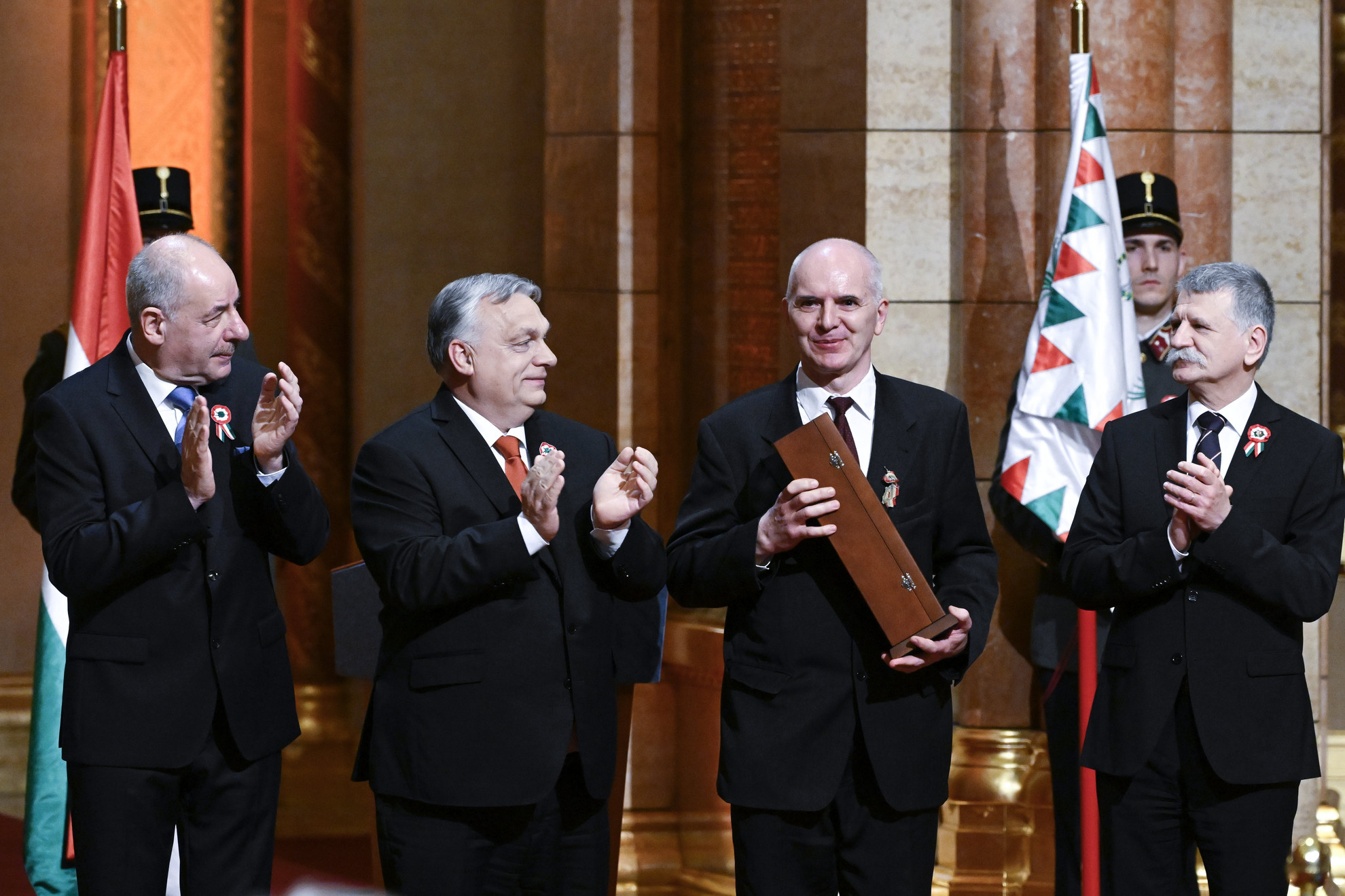Hermann Róbert a Széchenyi-díjjal fogadja Sulyok Tamás államfő, Orbán Viktor miniszterelnök és Kövér László házelnök elismerését