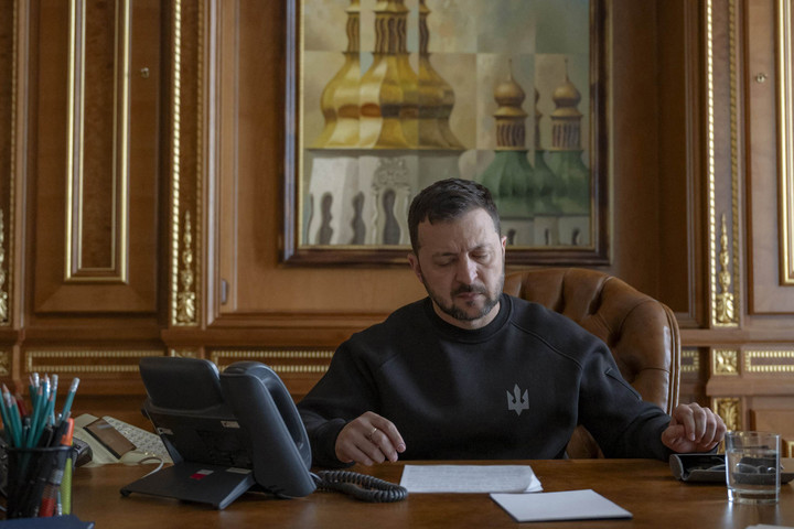 Zelenszkij telefonált és könyörögni kezdett