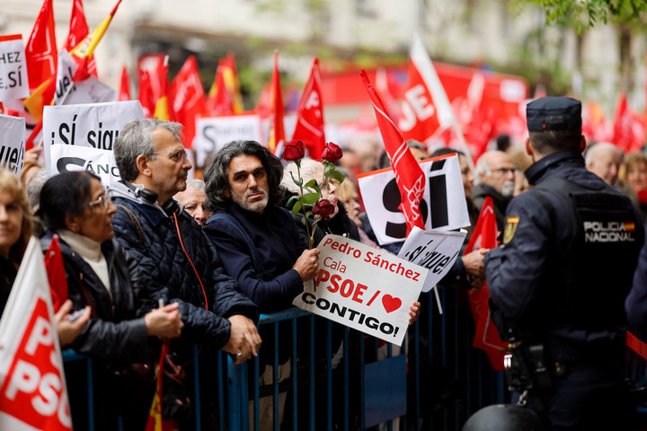 Fotó: AFP/Oscar del Pozo Több ezren vonultak az utcára, hogy megakadályozzák a spanyol kormányfő lemondását